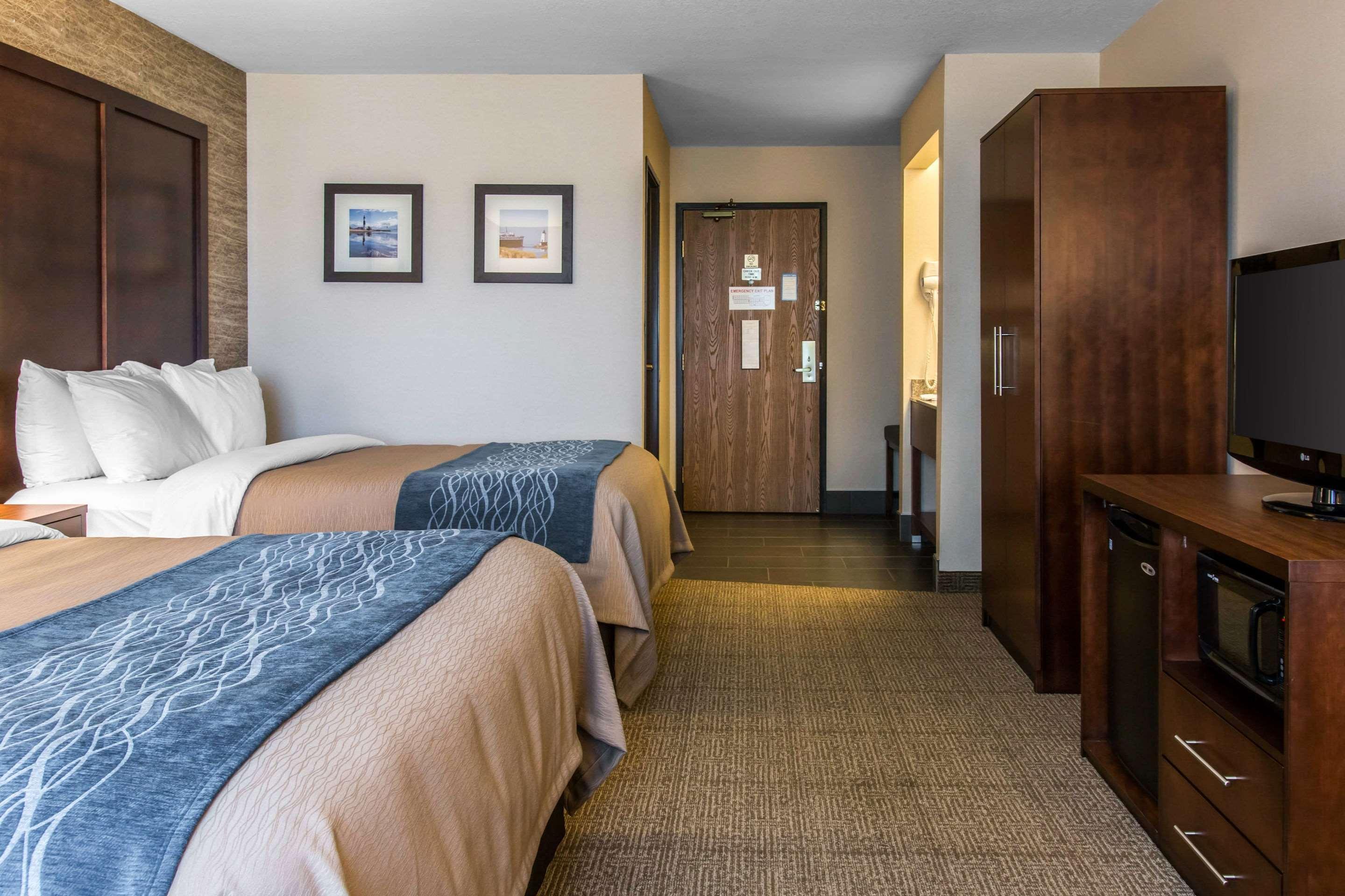 Comfort Inn Ludington Near Us-10 Екстер'єр фото