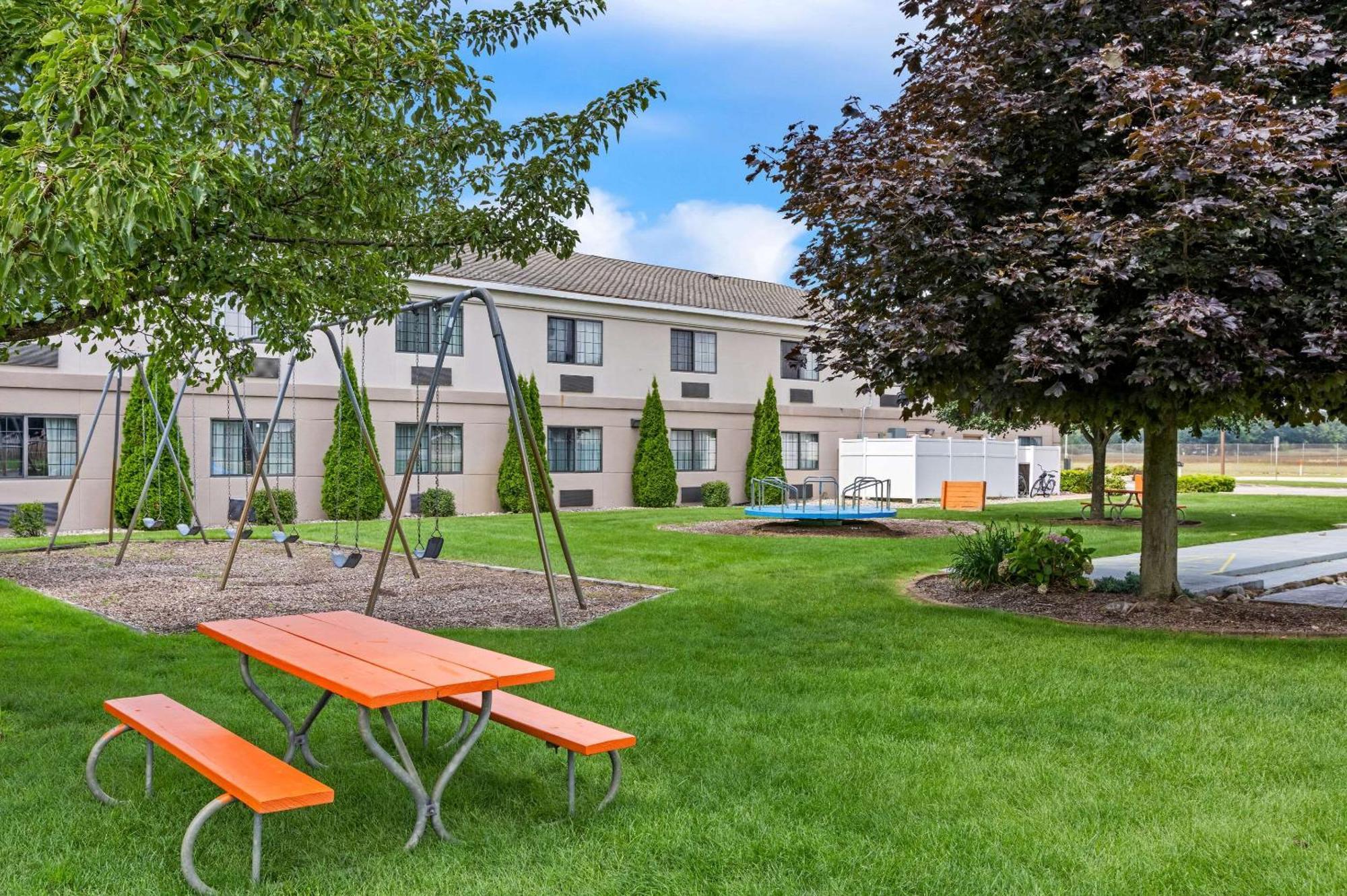 Comfort Inn Ludington Near Us-10 Екстер'єр фото