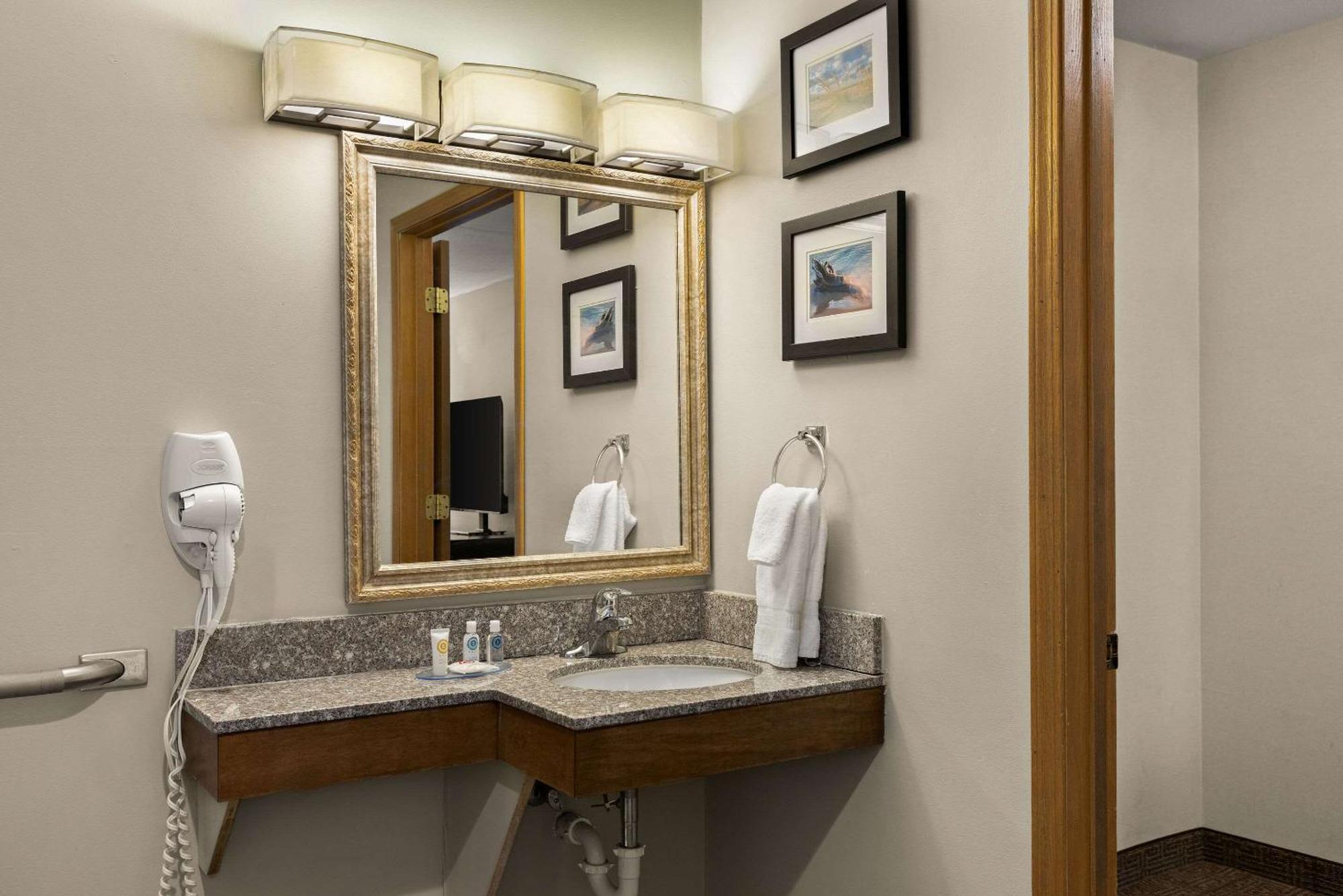 Comfort Inn Ludington Near Us-10 Екстер'єр фото